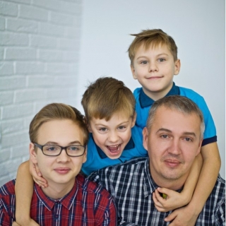 Мы все похожи на папу. Одна копия.
