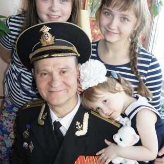 За широкой папиной спиной