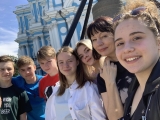 Утром третьего дня пребывания воспитанников центра «Ровесник» в Санкт-Петербурге был объявлен старт большой обзорной экскурсии по главным достопримечательностям Северной столицы